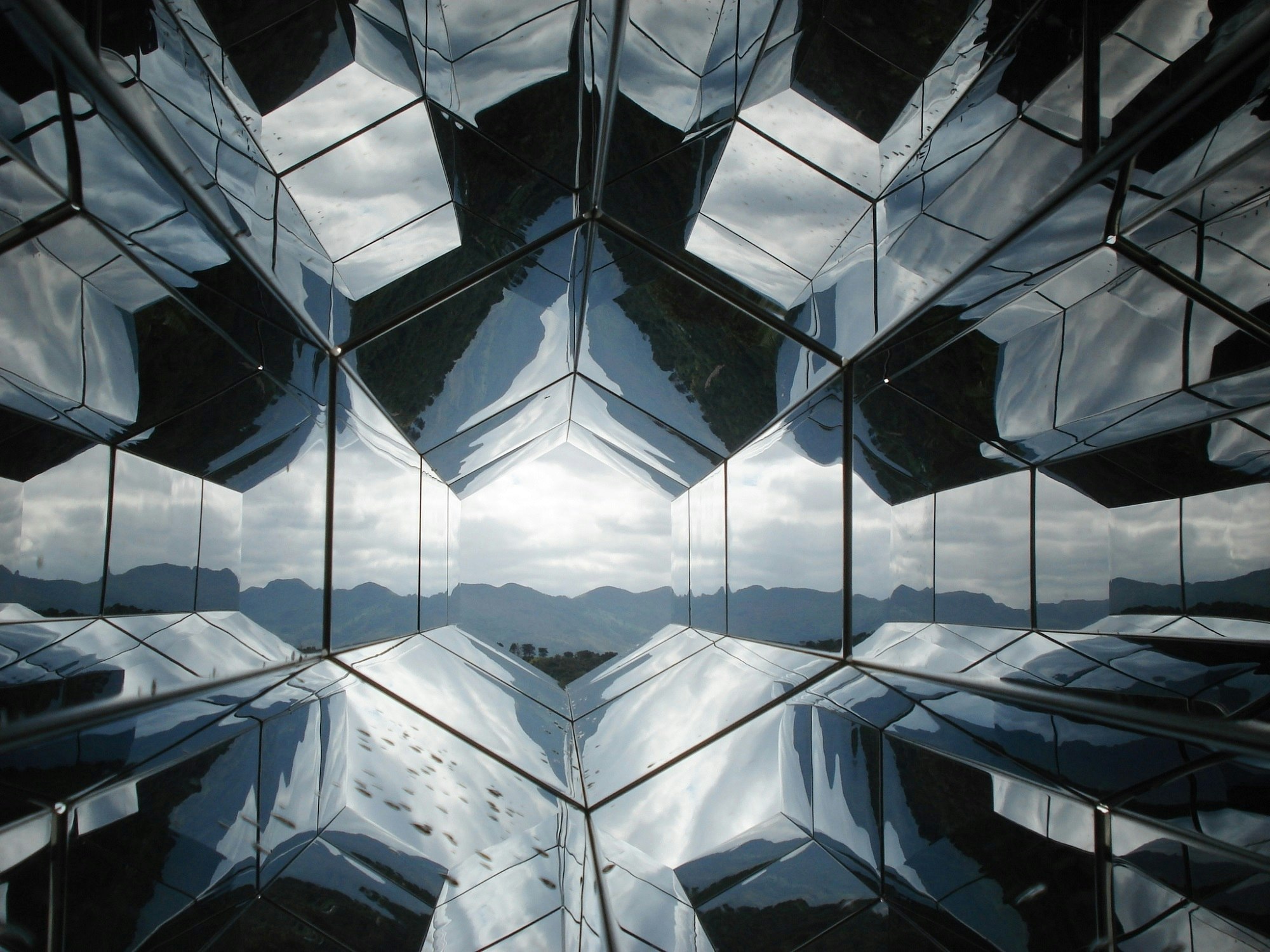 Un tunnel de miroirs hexagonaux qui démultiplie le paysage au bout.