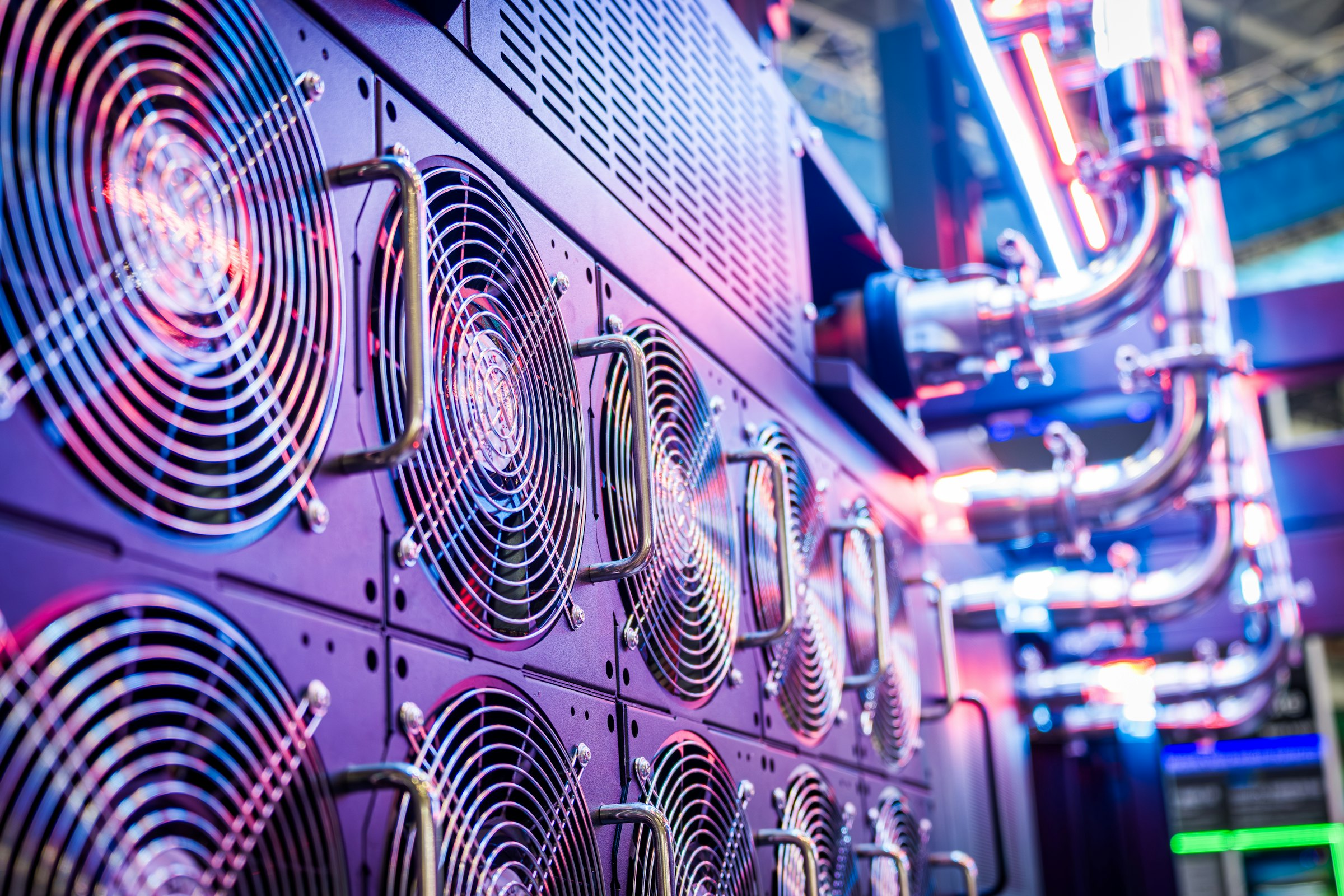 Une rangée de ventilateurs de refroidissement sur la face arrière de serveurs.